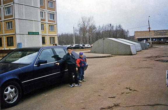 Дети у машины