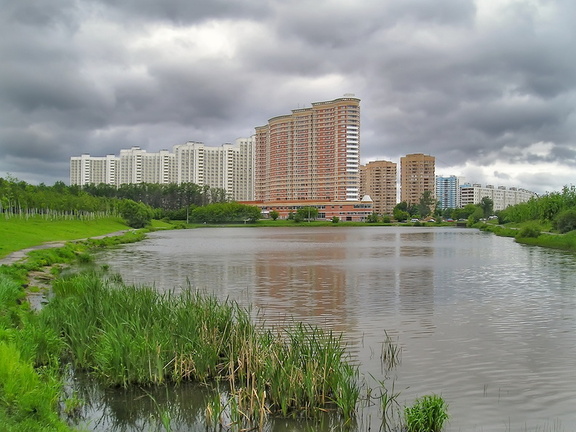 Большой Солнцевский пруд и Дом корабль июнь 2006