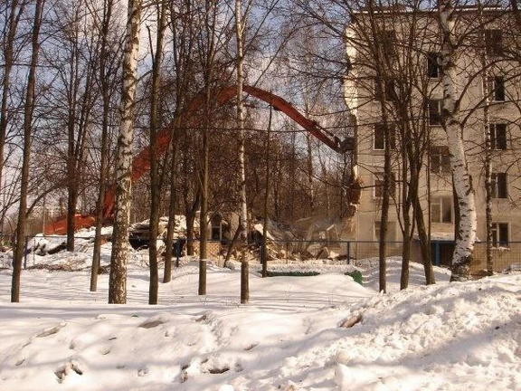 Демонтаж домов старой постройки в районе ГМС.