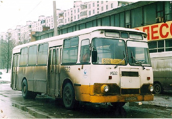 ЛиАЗ-677 на разворотном кругу в  Востряково в 2003-м году